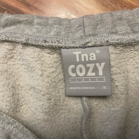 Tna grey sweatshorts - Picture 3 of 4